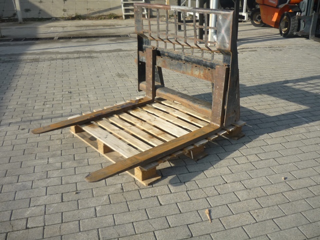 CAT 236B raklapvilla (1).JPG